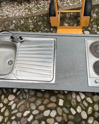 Piano cucina  lavello rubinetto piastra