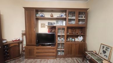 Parete attrezzata in legno con vetrine