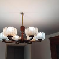 Lampadario in legno e coppe in vetro