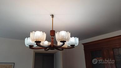 Lampadario in legno e coppe in vetro