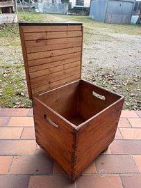 Baule in legno vintage con coperchio