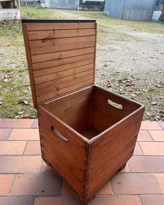 Baule in legno vintage con coperchio