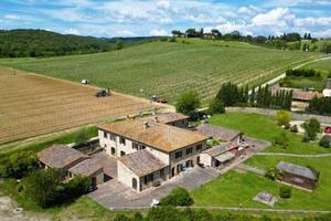 Rustico / Casale di 890 m² con più di 5 locali e b