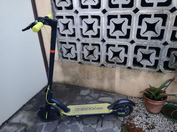 Monopattino eltricco con batteria da cambiare