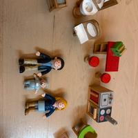 Personaggi e arredi in legno per casa bambole