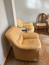 Divano in pelle e 2 poltrone