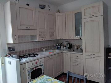 cucina angolare  con elettrodomestici