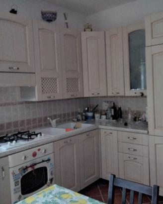 cucina angolare  con elettrodomestici