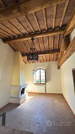 Camino in travertino realizzato a mano.