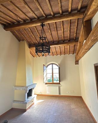 Camino in travertino realizzato a mano.