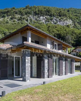 Villa di 392 m² con più di 5 locali e box auto a T