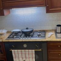 Cucina tavolo sedie e frigo