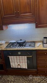 Cucina tavolo sedie e frigo