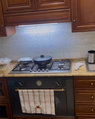 Cucina tavolo sedie e frigo