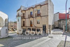 Palazzo / Stabile di 400 m² con più di 5 locali a 