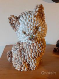 Gatto ricoperto da conchiglie Soprammobile