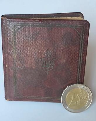 Antico libro di preghiere in miniatura