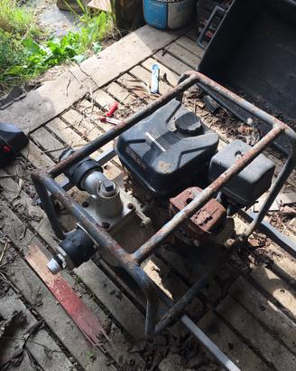 Motopompa autoadescante