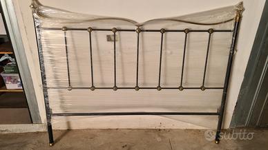 Letto in ferro nero con dettagli in ottone 