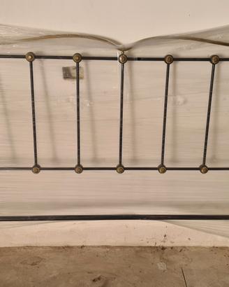 Letto in ferro nero con dettagli in ottone 