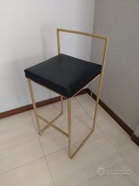 due 2 Sgabelli in metallo oro seduta in pelle nera