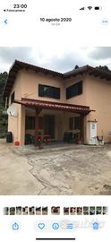 Casa bifamiliare con terreno e box