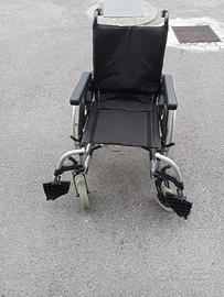 Sedia a rotelle più deambulatore