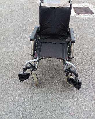Sedia a rotelle più deambulatore