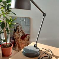 Lampada da scrivania IKEA con ricarica wireless