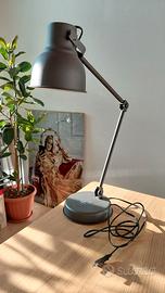 Lampada da scrivania IKEA con ricarica wireless