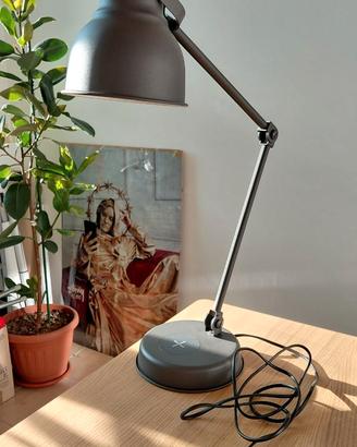 Lampada da scrivania IKEA con ricarica wireless