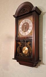 Orologio a pendolo da parete vintage in legno