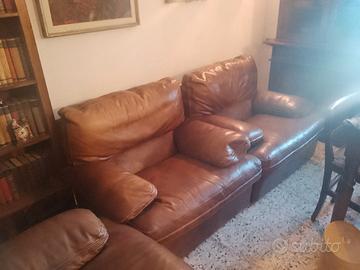 divano e due poltrone in pelle marrone anni 80