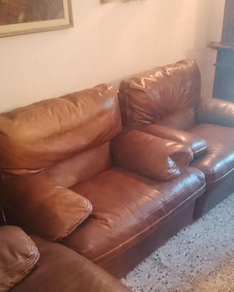 divano e due poltrone in pelle marrone anni 80