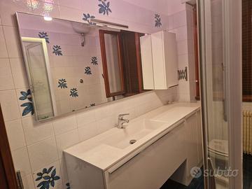Mobile bagno completo con specchio e lavabo