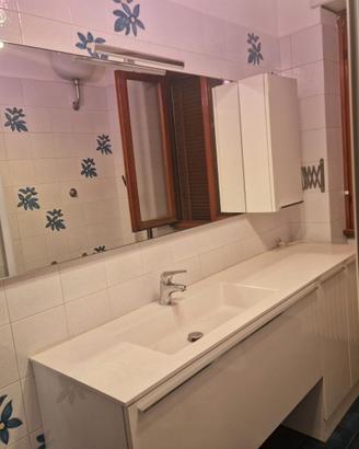 Mobile bagno completo con specchio e lavabo