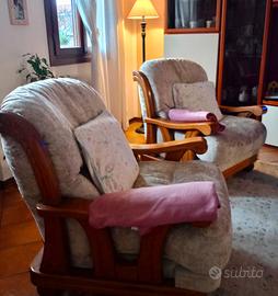 Divano con due poltrone recentemente rifodrati
