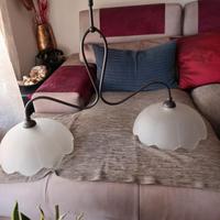 Lampadario in ferro battuto e vetro satinato