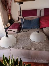 Lampadario in ferro battuto e vetro satinato