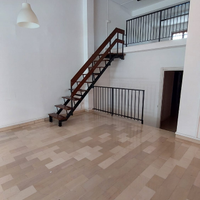 Spazioso locale commerciale con vetrine e soppalco