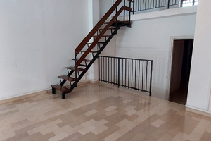 Spazioso locale commerciale con vetrine e soppalco