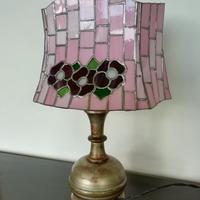 Lampada da tavolo con paralume in vetro. 