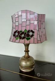 Lampada da tavolo con paralume in vetro. 