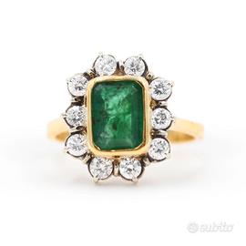 Anello con smeraldo e contorno di diamanti