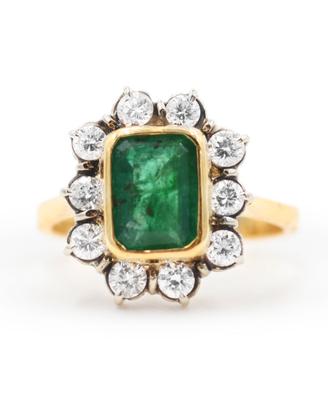Anello con smeraldo e contorno di diamanti
