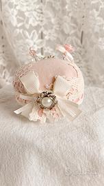 Punta spilli shabby chic con pizzo e perline