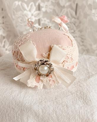 Punta spilli shabby chic con pizzo e perline