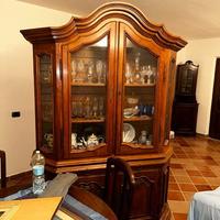 VETRINA, TAVOLO ALLUNGABILE E SEDIE TUTTO IN NOCE