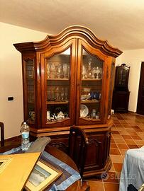 VETRINA, TAVOLO ALLUNGABILE E SEDIE TUTTO IN NOCE