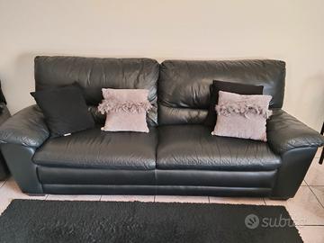 divano con due poltrone